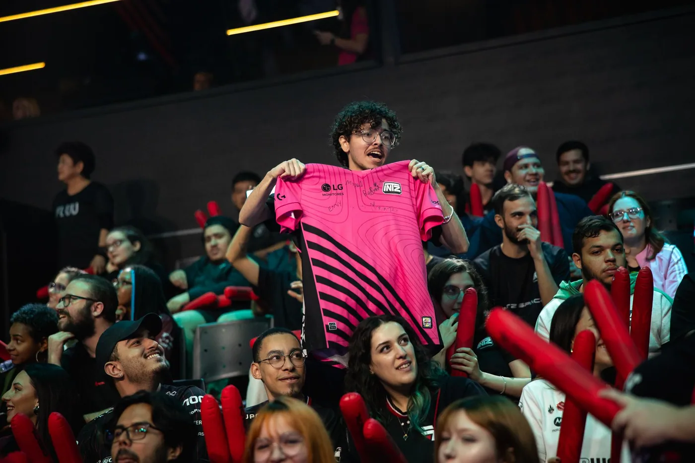 Torcida da INTZ com a camisa